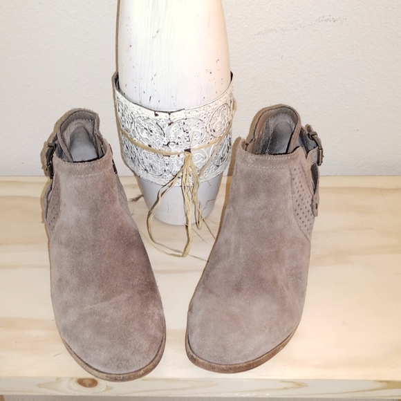Vince Camuto Shoes - VINCE CAMUTO light brown leather ankle boots size 9M  dress or casual bo…